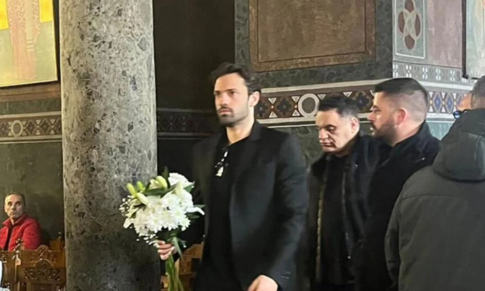 Βασίλης Καρράς: Παρευρέθηκε και ο Κωνσταντίνος Αργυρός στην κηδεία - Συντετριμμένος μέσα στην εκκλησία (Εικόνες)